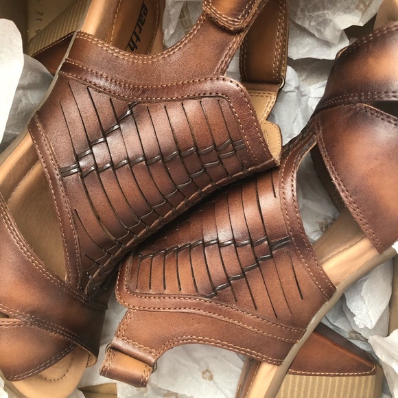 Earth sandals size 10 - Picture 6 of 6